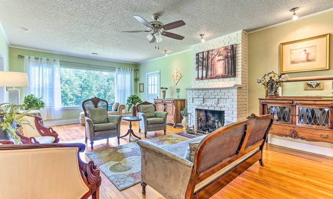 De Funiak Springs House | Inviting Home: 2 Mi to Dtwn DeFuniak Springs, Guest Rated 9.8