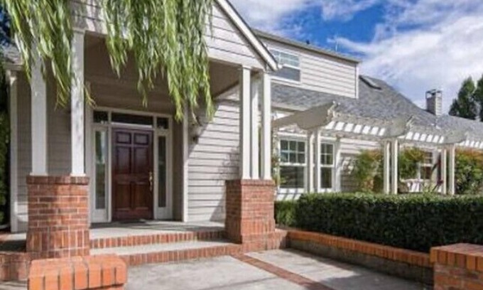 Eugene House | Pet-Friendly Retreat with Garden, Hot Tub & 9.6/10 Rating