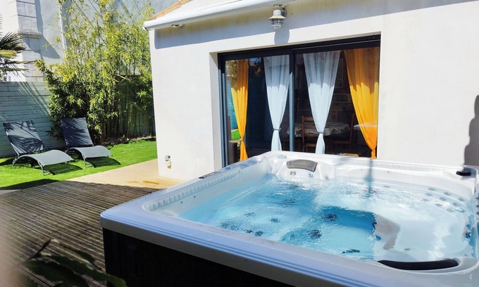 Angoulins House | Charming 3* House with Private Jacuzzi near Beach & Shops
