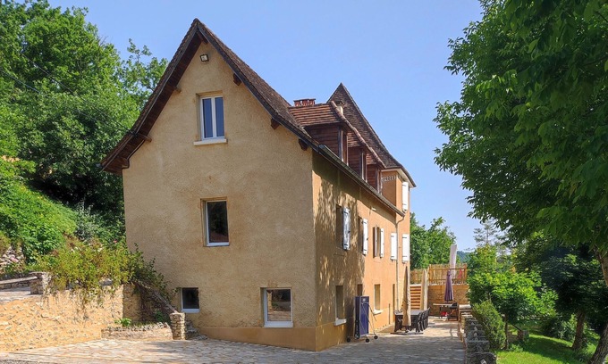 Saint-Cybranet House | Idyllic Retreat for 12 with Heated Pool near Sarlat