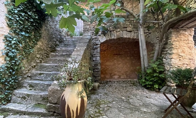 Rustrel House | Pet-Friendly Retreat for 2-3 in the Heart of Luberon