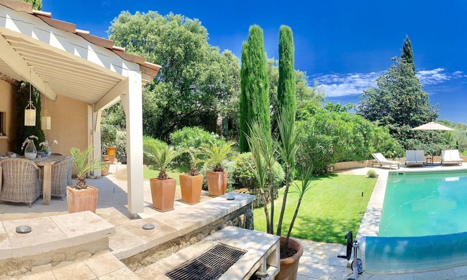 Les Brugassieres House | Elegant Vineyard Retreat with Heated Pool & Pet-Friendly Amenities