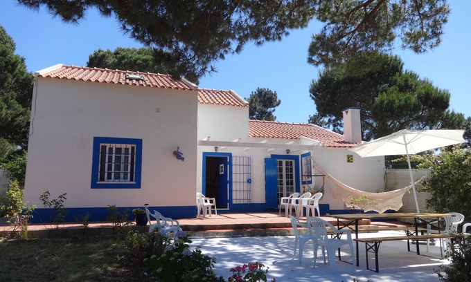 Fonte de Sesimbra House | Idyllic Retreat with Private Garden Near Lisbon's Coast