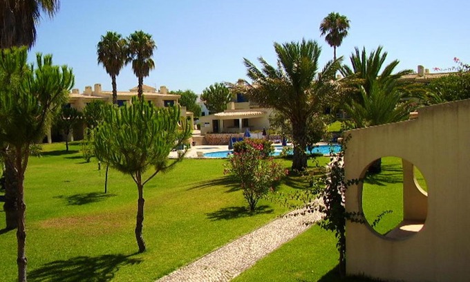Alvor House | Cozy One Bedroom House with Shared Pool Near Alvor Beach