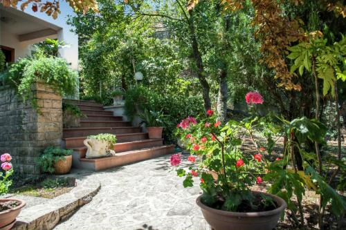 Amelia House | Scenic Lake View House in Amelia - Pet Friendly Retreat
