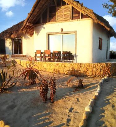 Anakao House | Beachside One Bedroom House with Garden & WiFi in Anakao