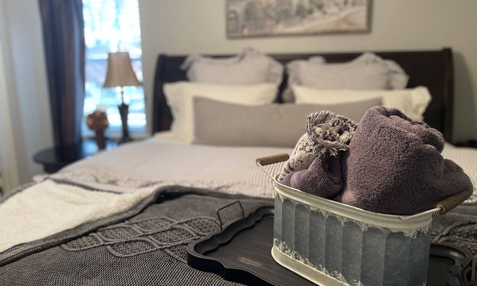 Allen House | Explore a Historic Downtown Allen Getaway with Spa & Breakfast