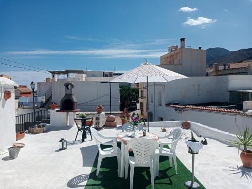 Illar House | Spacious 4-Bedroom House with City View Balcony & Wifi