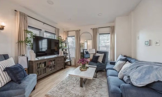 Austin House | Charming house in Oak Park. Free parking. 15 mins to downtown Chicago