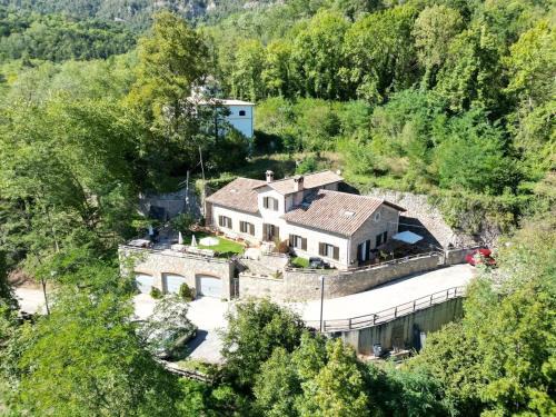 Ogassa House | Inviting 4-Bedroom House with Terrace & WiFi in Ogassa