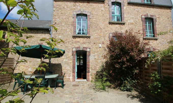 Periers Cottage | Pet-Friendly Gite Périers with Spa & Breakfast Options
