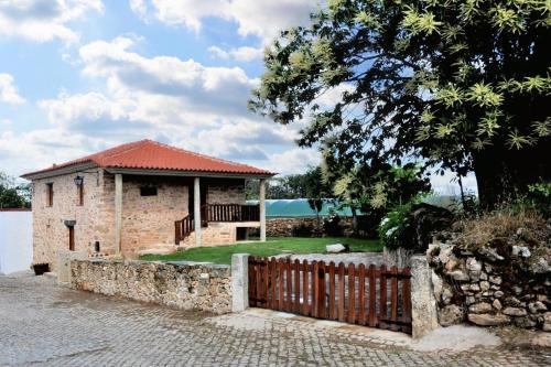 Salsas House | Cozy 2-Bedroom Retreat with Garden & WiFi at Parada