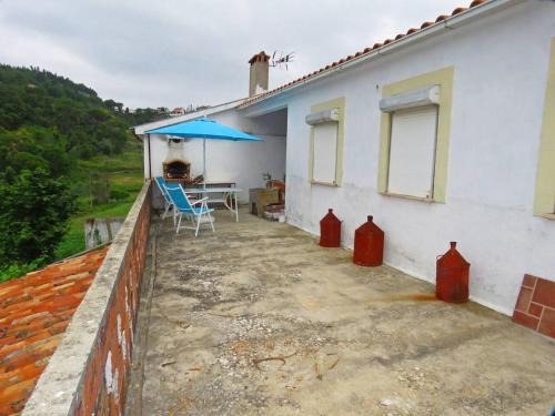 Semide House | Cozy One Bedroom House with Terrace and Wifi in Miranda do Corvo