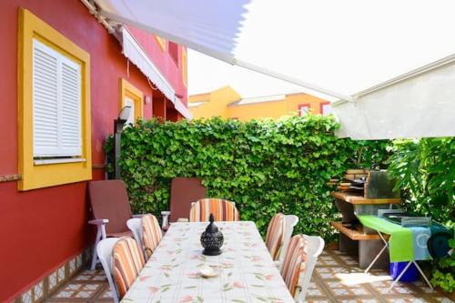 Rota House | Idyllic House in Rota with Inviting Garden and Pool