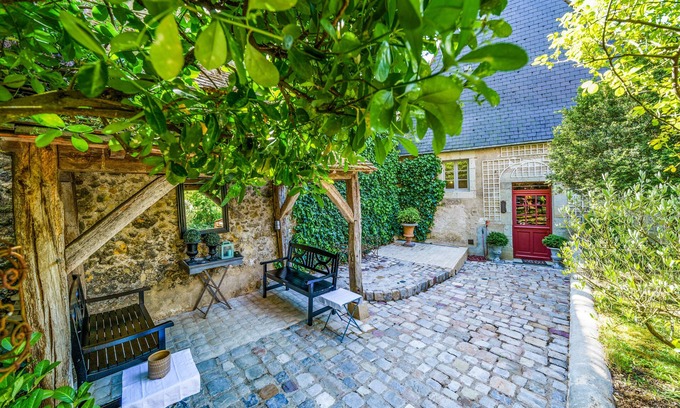 Luynes Cottage | Enchanting Maison de Charme: Family-Friendly with Garden