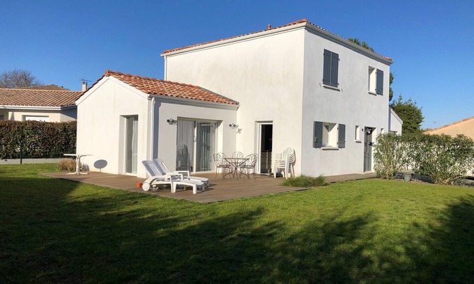 Gradignan House | Cozy Retreat near Bordeaux with Kitchen and Breakfast Options