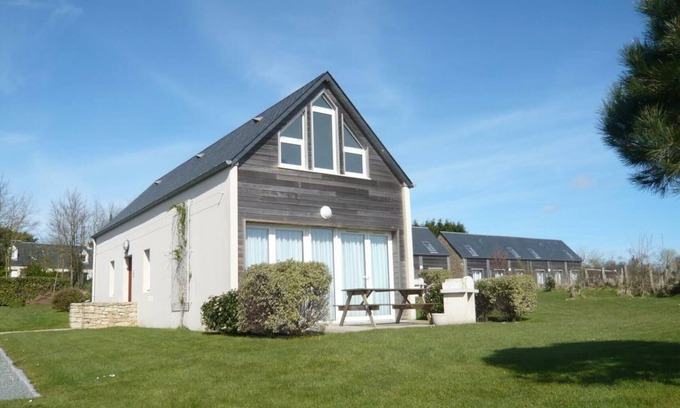 Biville Cottage | Inviting Retreat at Gite La Hague – Pet Friendly & Spa