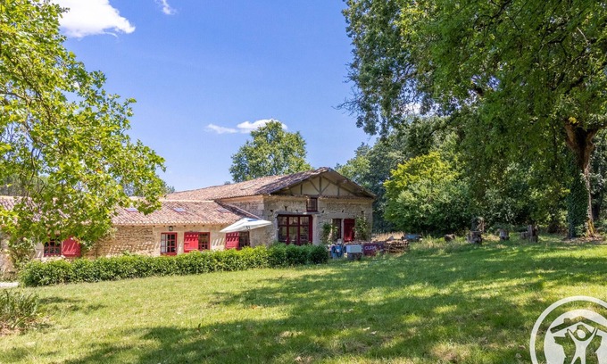 Brossay Cottage | Cozy Gite Brossay: Pet-Friendly Retreat for Two