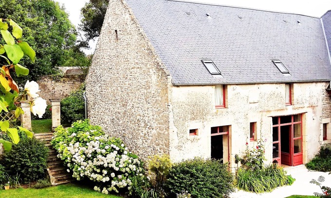 Asnelles House | Beachfront Retreat near D-Day Beach with Spa & Ocean Views
