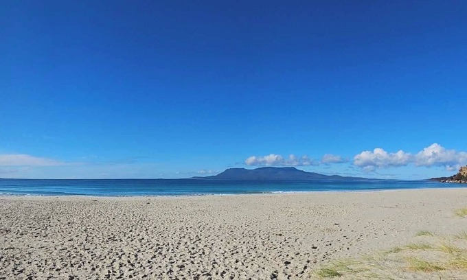 Orford House | Charming house nestled between Orford's golf course, winery, and beaches.