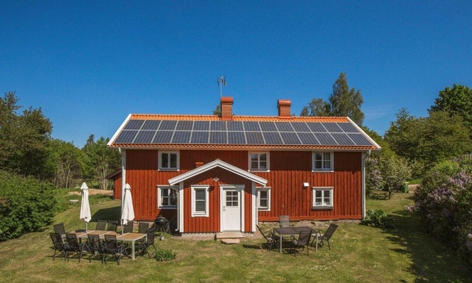 Johanneshov House | Cozy Beach House with Jetty, Sauna & Child-Friendly Amenities
