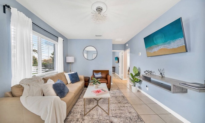 Poiciana Park II Villa | Pet-Friendly House with Ocean View & Great Location