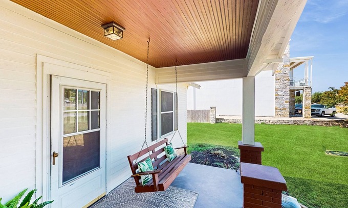 Buda House | Charming house with porch, full kitchen, located in the historic downtown Buda