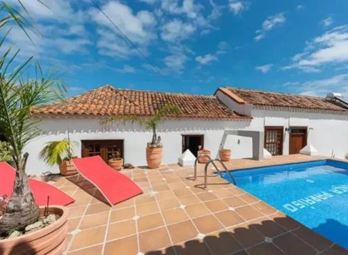 Valle de Guerra House | Inviting Home with Shared Pool in San Cristobal de La Laguna