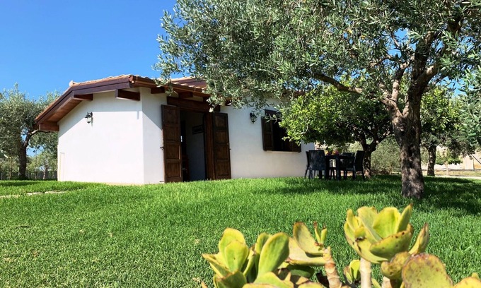 Noto House | Charming house with swimming pool surrounded by nature between olive and pomegranate trees