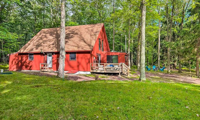White Haven House | Inviting Retreat with Indoor Hot Tub & Deck - Golfers Welcome