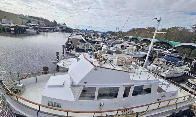 Sanford Boat Rental | Charming houseboat in pleasant Sanford with WiFi, AC