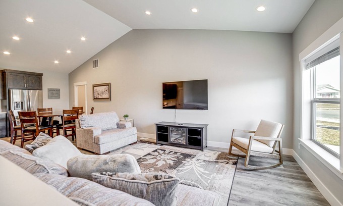 Idaho Falls House | Idaho Falls Retreat - 10/10 Rating with Spa & Breakfast!