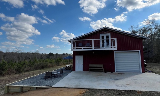 Ochlocknee Apartment | Charming Industrial Barndominium Retreat 78 Acres of Southern Serenity