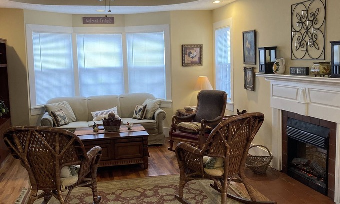 Woodbury Hotel | Cozy Inn and Suites: Family-Friendly Stay in Woodbury