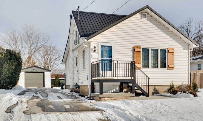 Knoxville House | Cozy Iowa Retreat with Spa and Pet-Friendly Amenities