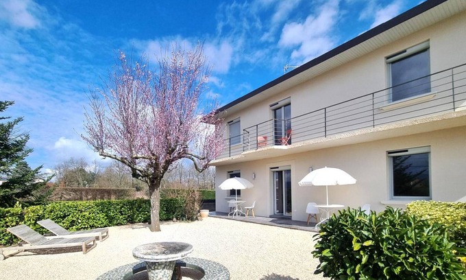 Riorges Cottage | Cozy Gite Riorges with Kitchen and Spa for 4 Guests