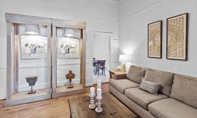Mooringsport House | Inviting Ivy House: Cozy Spaces with Lake Views & More