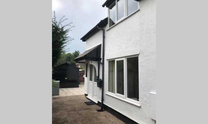 Northwich House | Recently Renovated 2-Bed Cottage in Village Center - Family-Friendly