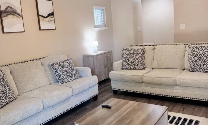 Montgomery Apartment | Cozy King Ensuite Home - Family-Friendly & Pet Welcoming
