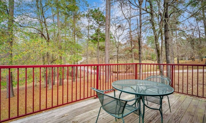 Conroe Apartment | Inviting 2BD Retreat with Kitchen, Pool & Free Wi-Fi