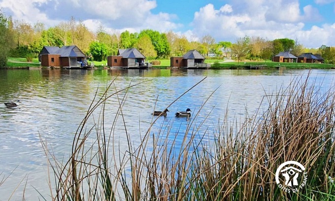 Villiers-Charlemagne Cottage | Pet-Friendly Gite Villiers-Charlemagne with Spa & Kitchen