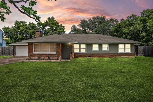 Shoreacres House | Inviting La Porte Retreat: Family-Friendly 3BR Home Awaits