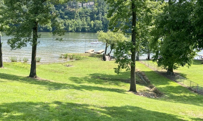 Jones Mills House | Explore Lake Catherine's Ideal Riverside Retreat with Boat Dock
