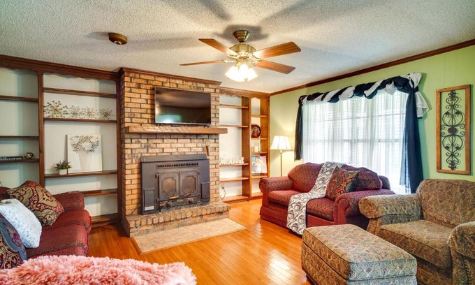 Lake Charles House | Pet-Friendly Lake Charles Retreat with Patio & Grill Access