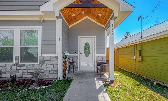 Montgomery House | Charming Lake Conroe Retreat by the Water