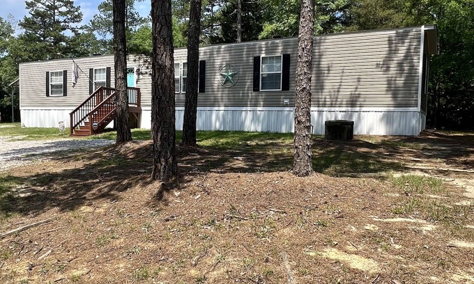 Henderson House | Enchanting Lake Getaway: Guest Rated 9.8 with Breakfast & Views