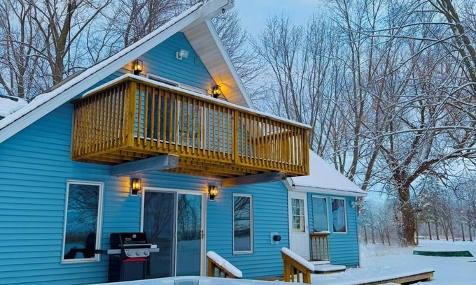 Peshtigo Cabin | Charming Lakefront cabin w/Jaccuzi