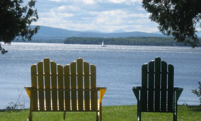 North Hero Cottage | Lakefront Cottage with Breathtaking Mountain Views