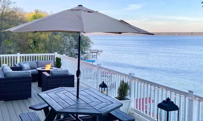 Town of Torrey Cottage | Scenic Lakefront Cottage Near Wine Trail - Pet Friendly Retreat