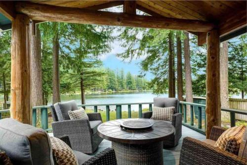 Fall City House | Charming Lakefront Log Cabin